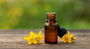 Hipérico: Propiedades, Usos, Seguridad y Cultivo — Guía Completa 2 Frasco de aceite de hipérico junto a flores amarillas y un símbolo de advertencia sobre sus contraindicaciones